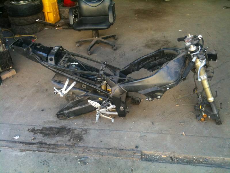 R1 2002 frame  - Adelaide Motorcycles