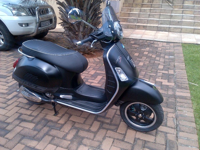 Vespa GTS 300cc - Boksburg Motorcycles