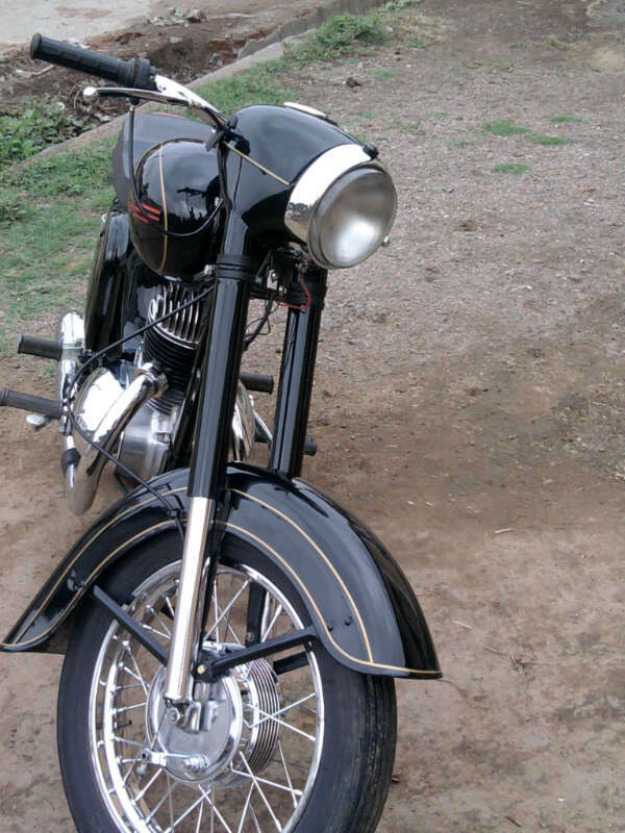 yezdi in black beauty  - Pune Motorcycles