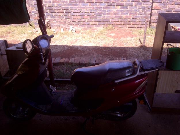 Red 125 cc Scooter - Middelburg Motorcycles