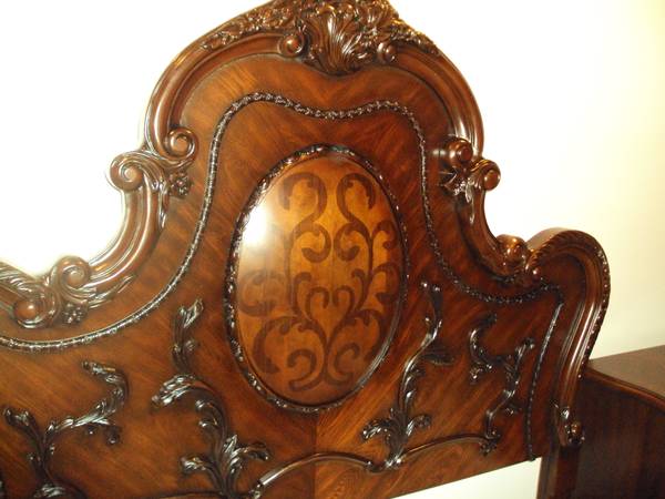 excellent -- Queen Bed -- solid - Chicago Furniture