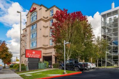 Hotel with Free Airport Shuttle and Breakfast in Nisku | Ramada Amenities