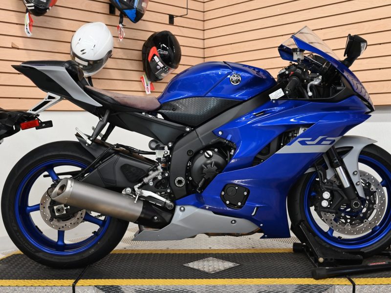 2020 Yamaha R6.....contact me on whatsapp: +971563148402