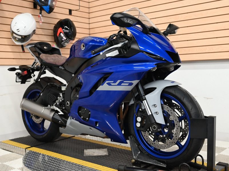 2020 Yamaha R6.....contact me on whatsapp: +971563148402