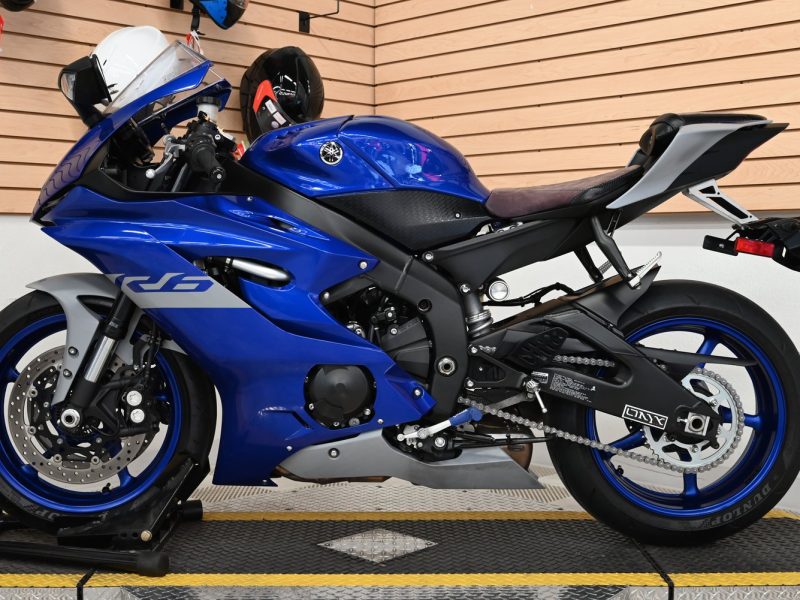 2020 Yamaha R6.....contact me on whatsapp: +971563148402