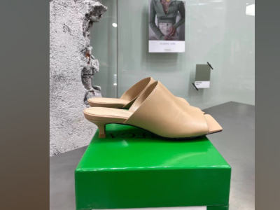 Replica Bottega Veneta Stretch Mules 40mm in Beige Lambskin | BragMyShoe