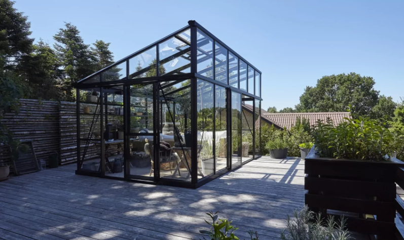 Janssens Modern Greenhouse for Elegant Year-Round Growing