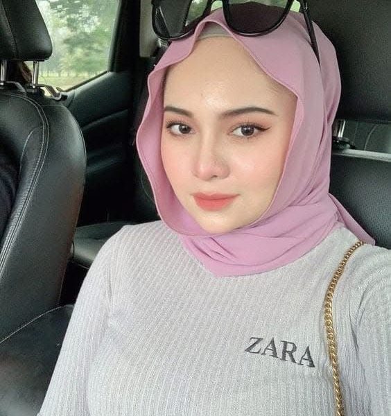 Meet rich mummy and daddy that can pay you RM3,000 per hookup everyday . Contact Agent Nurul on telegram :agentmrsnurul01