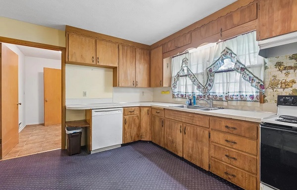 Nice house with carport and large yard Stove
