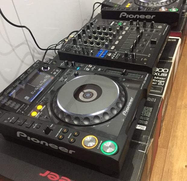 Selling 2x Pioneer CDJ-2000 Nexus2 & 1x PIONEER DJM-900 Nexus2