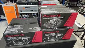 Selling 2x Pioneer CDJ-2000 Nexus2 & 1x PIONEER DJM-900 Nexus2
